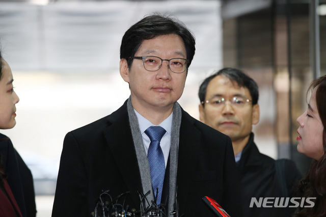 【서울=뉴시스】김진아 기자 = '드루킹' 댓글 조작 사건에 공모한 혐의를 받는 김경수 경남지사가 지난 21일 오전 서초구 서울중앙지방법원에서 열린 8차 공판에 출석하던 중 취재진의 질문을 받고 있다. 2018.12.21.&nbsp; bluesoda@newsis.com