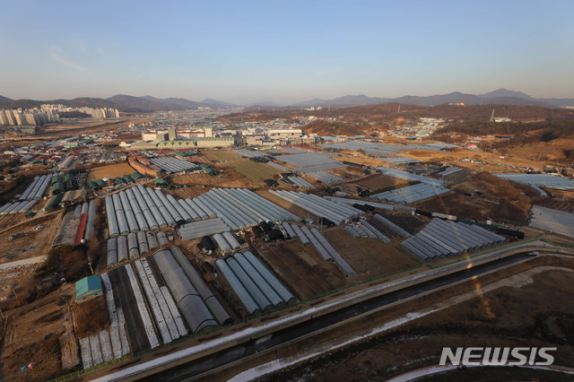 【남양주=뉴시스】배훈식 기자 = 국토교통부가 19일 '2차 수도권 주택공급 계획 및 수도권 광역교통망 개선방안'을 발표하며 3기 신도시 예정지로 남양주 왕숙과 하남 교산, 과천, 인천 계양 등 4곳을 확정했다. 사진은 이날 오후 경기 남양주시 진건읍 신도시 예정부지. 2018.12.22. dahora83@newsis.com