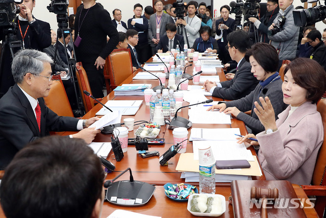 【서울=뉴시스】이종철 기자 = 21일 서울 여의도 국회에서 열린 환경노동위원회 제2차 고용노동소위원회 '위험의 외주화' 방지법으로 알려진 산업안전보건법 개정안과 관련한 공청회에서 참석 의원들이 의견을 말하고 있다. 2018.12.21. jc4321@newsis.com