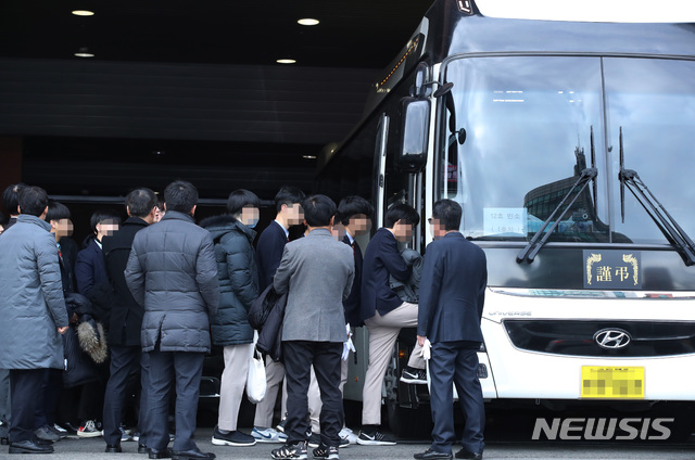 【서울=뉴시스】박미소 기자 = 강릉 펜션 사고로 세상을 떠난 대성고등학교 학생들의 발인이 엄수된 21일 오후 대성고등학교 학생들이 서울 서대문구 연세 세브란스병원에서 발인을 마친 후 차량에 탑승하고 있다. 2018.12.21. misocamera@newsis.com