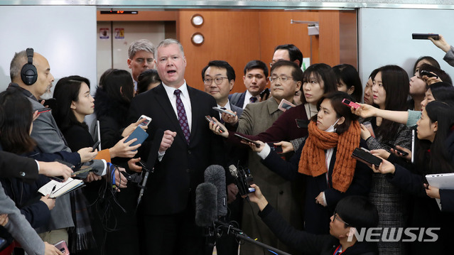 【서울=뉴시스】홍효식 기자 = 스티븐 비건 미국 국무부 대북정책 특별대표가 21일 오후 서울 종로구 외교부 2층 로비에서 한미워킹그룹 회의를 마친 뒤 도어스테핑을 하고 있다. 오른쪽은 이도훈 외교부 한반도평화교섭본부장. 2018.12.21. yesphoto@newsis.com