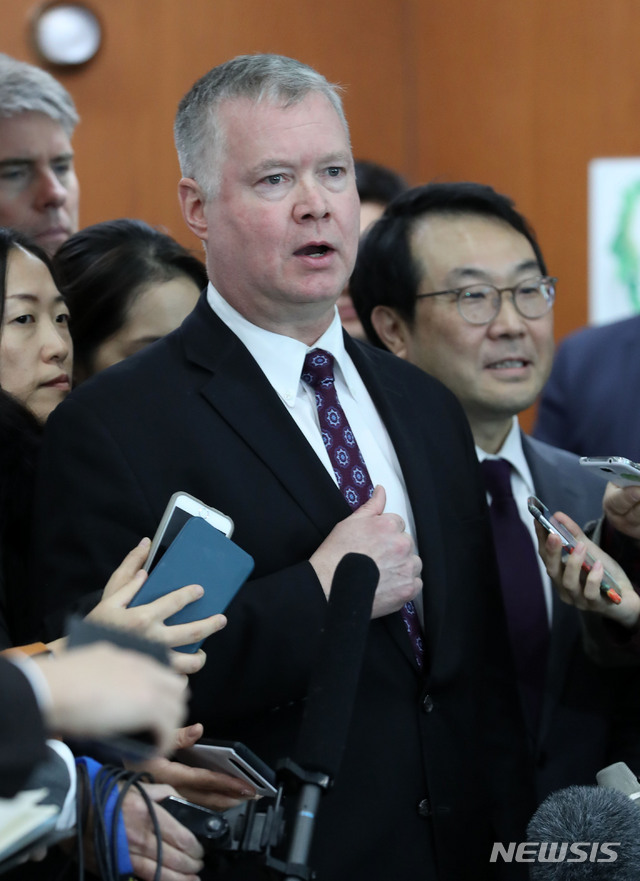 【서울=뉴시스】홍효식 기자 = 스티븐 비건 미국 국무부 대북정책 특별대표가 21일 오후 서울 종로구 외교부 2층 로비에서 한미워킹그룹 회의를 마친 뒤 도어스테핑을 하고 있다. 오른쪽은 이도훈 외교부 한반도평화교섭본부장. 2018.12.21.&nbsp; yesphoto@newsis.com