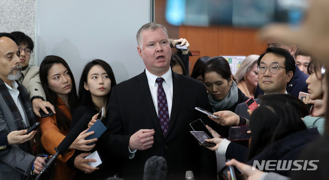 【서울=뉴시스】홍효식 기자 = 스티븐 비건 미국 국무부 대북정책 특별대표가 21일 오후 서울 종로구 외교부 2층 로비에서 한미워킹그룹 회의를 마친 뒤 도어스테핑을 하고 있다. 오른쪽은 이도훈 외교부 한반도평화교섭본부장. 2018.12.21.&nbsp; yesphoto@newsis.com