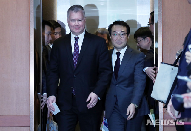 【서울=뉴시스】홍효식 기자 = 이도훈(오른쪽) 외교부 한반도평화교섭본부장과 스티븐 비건 미국 국무부 대북정책 특별대표가 지난해 12월21일 오후 서울 종로구 외교부 2층 로비에서 한미워킹그룹 회의를 마친 뒤 도어스테핑을 위해 이동하고 있다. 2019..01.02 yesphoto@newsis.com