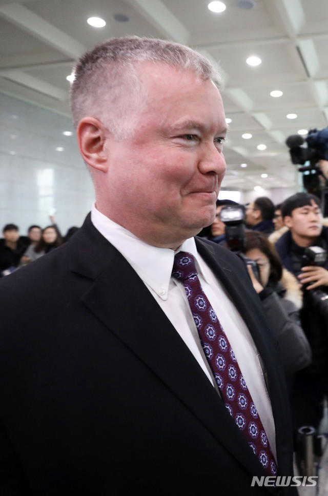 【서울=뉴시스】홍효식 기자 = 스티븐 비건 미국 국무부 대북정책 특별대표가 21일 오후 서울 종로구 외교부 2층 로비에서 한미워킹그룹 회의 도어스테핑을 마친 뒤 청사를 나서고 있다. 2018.12.21.&nbsp; yesphoto@newsis.com