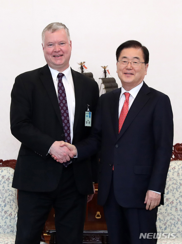 【서울=뉴시스】박진희 기자 = 정의용 청와대 국가안보실장이 21일 오후 청와대 본관에서 스티븐 비건 미국 국무부 대북정책특별대표와 면담하고 있다. 2018.12.21. (사진=청와대 제공)&nbsp; photo@newsis.com 