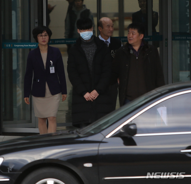 【강릉=뉴시스】김경목 기자 = 강원도 강릉시 아라레이크펜션에서 지난 18일 일산화탄소 중독 사고를 당해 강릉아산병원에서 치료를 받은 서울 대성고 3학년 도모(19)군이 사고 발생 4일째인 21일 오후 건강을 회복해 병원 관계자들의 배웅을 받으며 퇴원하고 있다. 도군 옆은 도군의 아버지 도안구씨. 다. 2018.12.21.&nbsp; photo31@newsis.com