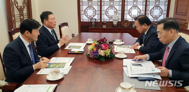 【무안=뉴시스】박상수 기자 = 김 산(왼쪽에서 두번째) 전남 무안군수가 21일 김부겸 행정안전부 장관과 면담을 갖고 무안시 승격과 특별교부세 지원 등 지역 현안사업을 건의하고 있다. 2018.12.21. (사진=무안군 제공) photo@newsis.com