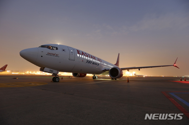 [서울=뉴시스]이윤청 수습기자 = 이스타항공이 국내 최초로 도입한 B737-MAX8 기종이 21일 오후 서울 강서구 김포국제공항에 주기되어 있다. 2018.12.21. (사진=이스타항공 제공) photo@newsis.com