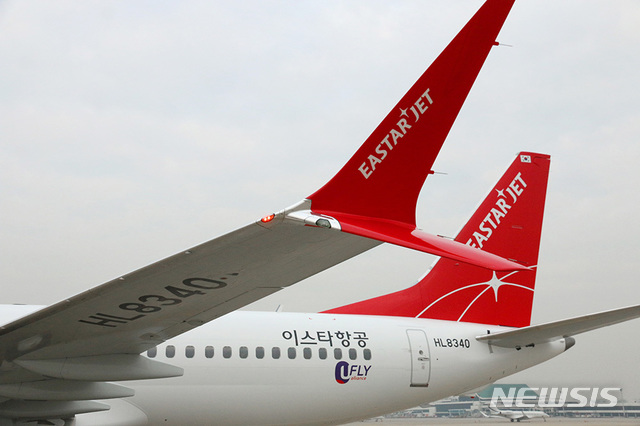 【서울=뉴시스】이윤청 수습기자 = 이스타항공이 국내 최초로 도입한 B737-MAX8 기종이 21일 오후 서울 강서구 김포국제공항에 주기되어 있다. 2018.12.21. (사진=이스타항공 제공) photo@newsis.com