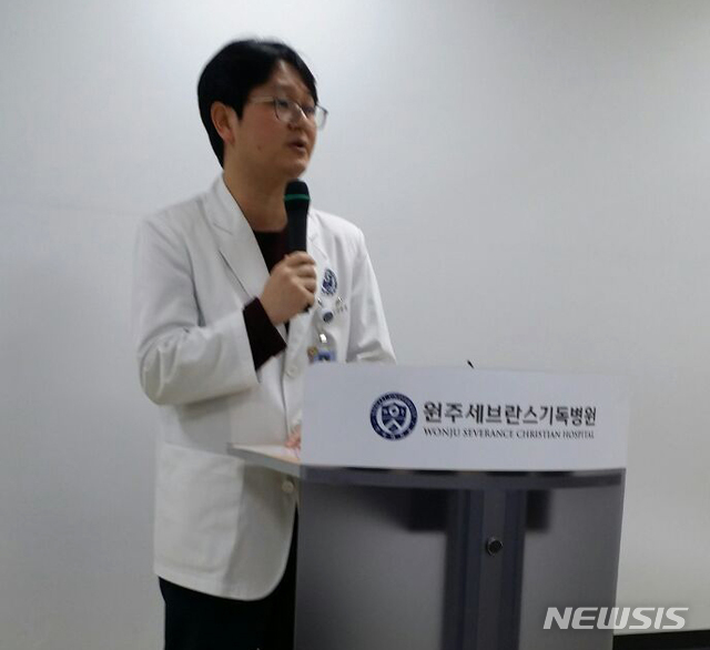 【원주=뉴시스】권순명 기자 = 차용성 원주세브란스기독병원 주치의가 21일 오후 강원도 원주세브란스기독병원에서 강릉펜션참사 사건과 관련한 학생 환자 2명의 치료 상태에 대해서 설명하고 있다. 2018.12.21.&nbsp; gsm@newsis.com 