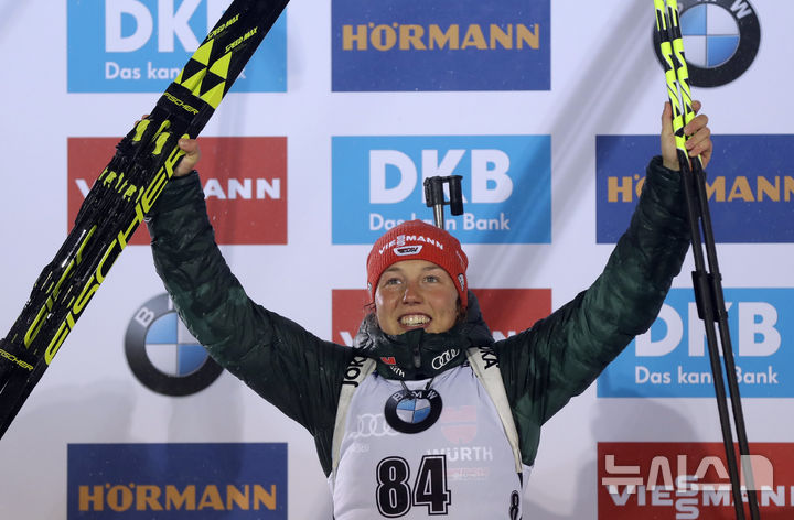[노베 메스토 나 모라베=AP/뉴시스]독일의 라우라 달마이어가 2018년 12월21일 체코 노베 메스토 나 모라베에서 열린 여자 바이애슬론 월드컵 7.5㎞ 스프린트 종목에서 2위를 차지한 후 환호하는 모습. 2025.7.30