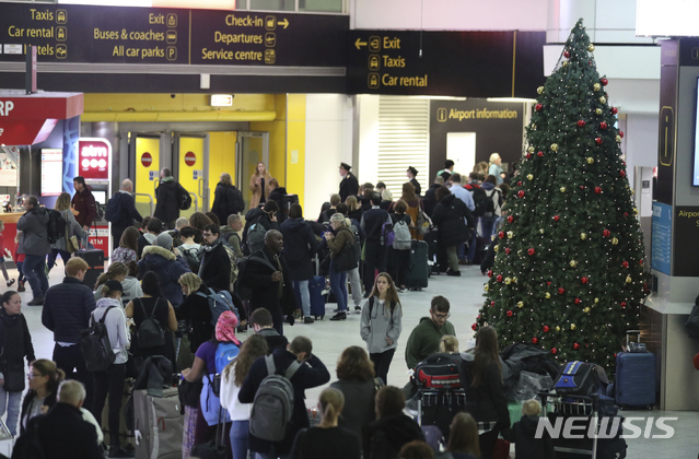 【런던=AP/뉴시스】21일(현지시간) 영국 런던 개트윅 공항에서 드론으로 인한 항공기 운항 중지로 발이 묶인 승객들이 공항에서 대기하고 있다. 지난 19일에 이어 또다시 드론이 발견됨에 따라 개트윅 공항은 21일 오전까지 36시간 이상 항공기 운항이 중단돼 연말연시를 맞은 수많은 승객의 발이 묶이는 불상사가 초래됐다. 관계 당국은 드론 조종자를 찾아내지 못해 항공기 운항 재중단에 대한 불안감이 여전히 남아 있다. 2018.12.22.