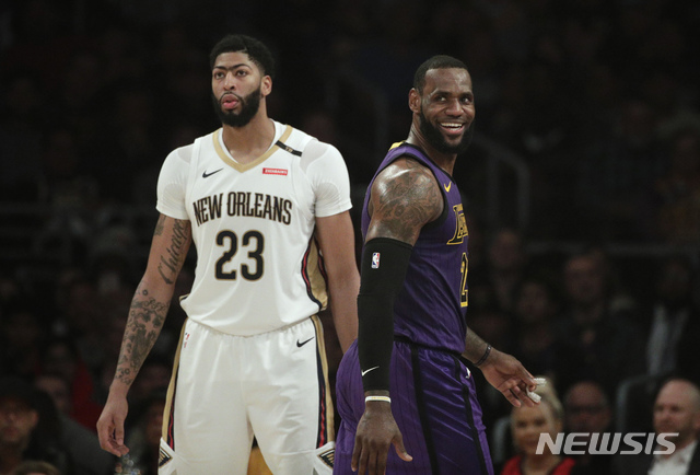 앤서니 데이비스(왼쪽)와 르브론 제임스