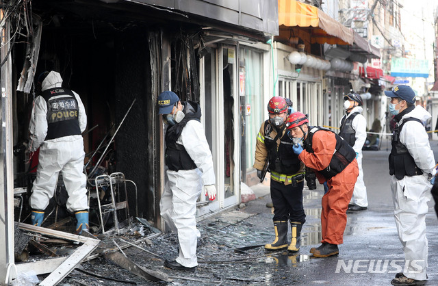 【서울=뉴시스】추상철 기자 = 서울 천호동 성매매 집결지에서 1명이 숨지고 4명이 부상(오후 2시현재)을 입는 화재가 발생했다. 22일 오후 서울 강동구 화재현장에서 경찰 과학수사대와 소방 화재조사반이 함께 화재조사를 하고 있다. 2018.12.22. scchoo@newsis.com