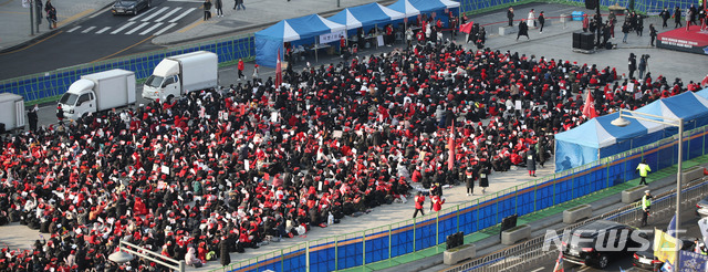 【서울=뉴시스】김선웅 기자 = 2018년 12월22일 오후 서울 종로구 광화문광장에서 페미니즘을 지지하는 여성들이 불법 몰래카메라 촬영 규탄 6차 집회를 하고 있다. 2018.12.22. mangusta@newsis.com