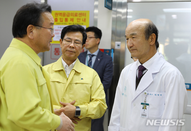 【강릉=뉴시스】김경목 기자 = 김부겸 행정안전부 장관이 22일 펜션 보일러에서 누출된 일산화탄소를 흡입해 다친 서울 대성고 3학년 학생 4명이 치료를 받고 있는 강원도 강릉시 강릉아산병원을 방문, 하현권 병원장과 이야기를 나누고 있다. 2018.12.22.&nbsp; photo31@newsis.com