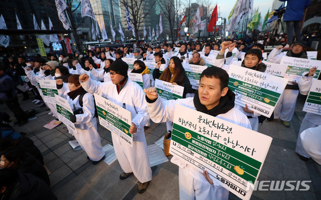 【서울=뉴시스】김선웅 기자 = 22일 오후 서울 중구 파이낸스센터 앞에서 열린 '태안화력발전소 비정규직 노동자 故 김용균 씨 추모 문화제'에서 참가자들이 고인을 추모하며 구호를 외치고 있다. 2018.12.22. mangusta@newsis.com