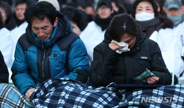 【서울=뉴시스】김선웅 기자 = 지난 22일 오후 서울 중구 파이낸스센터 앞에서 열린 '태안화력발전소 비정규직 노동자 고(故) 김용균 씨 추모 문화제'에서 고인의 부모가 눈물을 흘리고 있다. 2018.12.22. mangusta@newsis.com