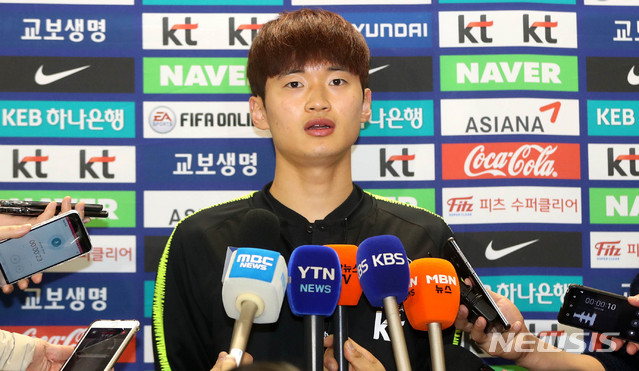 【인천공항=뉴시스】추상철 기자 = 축구대표팀 김진수가 22일 오후 인천국제공항에서 아시안컵 출전을 위해 아랍에미리트로 출국하기 전 각오를 밝히고 있다. 2018.12.22. scchoo@newsis.com