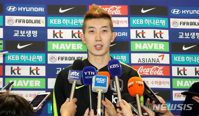 【인천공항=뉴시스】추상철 기자 =축구대표팀 조현우가 22일 오후 인천국제공항에서 아시안컵 출전을 위해 아랍에미리트로 출국하기 전 각오를 밝히고 있다. 2018.12.22. scchoo@newsis.com