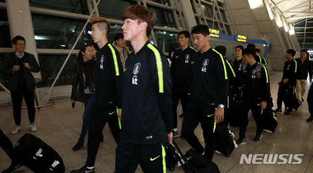 【인천공항=뉴시스】추상철 기자 =파울루 벤투 감독이 이끄는 대한민국 축구대표팀이 22일 오후 인천국제공항에서 아시안컵 출전을 위해 아랍에미리트로 출국하고 있다. 2018.12.22. scchoo@newsis.com