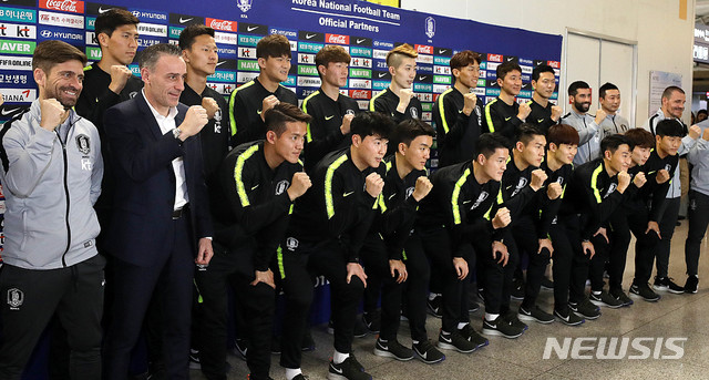 【인천공항=뉴시스】추상철 기자 =파울루 벤투 감독이 이끄는 대한민국 축구대표팀이 22일 오후 인천국제공항에서 아시안컵 출전을 위해 아랍에미리트로 출국하기전 선전을 다짐하고 있다. 2018.12.22. scchoo@newsis.com