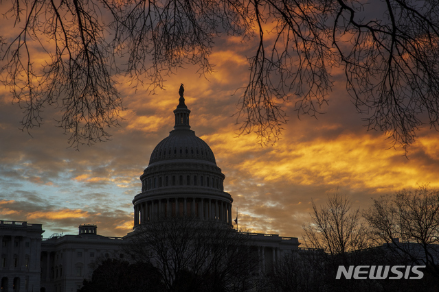 【워싱턴=AP/뉴시스】 21일 자정(미국시간)을 기해 미 연방정부 일부 부처의 기능이 정지된 셧다운이 시작됐다. 사진은 셧다운 시작 6시간 후인 22일 새벽의 워싱턴 연방 의사당 모습. 2018. 12. 23.&nbsp; 