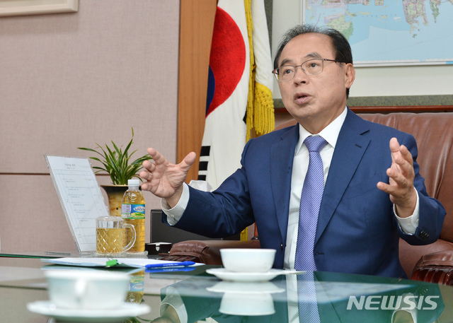  【부산=뉴시스】허상천 기자 = 성탄절을 앞둔 24일 오거돈 부산시장을 만나 2019년 민선7기 시정 구상에 대한 의견을 들었다. 2018.12. 23. (사진 = 부산시 제공)&nbsp; photo@newsis.com&nbsp; 