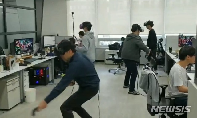 【청주=뉴시스】강신욱 기자 = 충북 게임 콘텐츠산업의 전초기지인 충북글로벌게임센터가 개소한 지 두 달도 되지 않아 전국 평가에서 2위에 올랐다. 사진은 충북글로벌게임센터 입주업체. 2018.12.23. (사진=청주시문화산업진흥재단 제공) photo@newsis.com