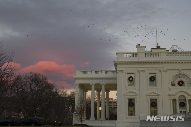 【워싱턴 = AP/뉴시스】 12월 22일 트럼프대통령의 멕시코 국경장벽 건설비에 대한 민주당의 반대로 상원에서 예산안이 부결되면서 연방정부 셧다운이 시작된 날, 백악관에 석양이 드리워 있다. 트럼프 대통령은 플로리다 별장에서 성탄절을 보내려던 계획을 급히 취소하고 백악관에 남았으며, 전 날 미리 떠났던 멜라니아와 아들도 급히 워싱턴으로 돌아왔다.&nbsp;&nbsp; 