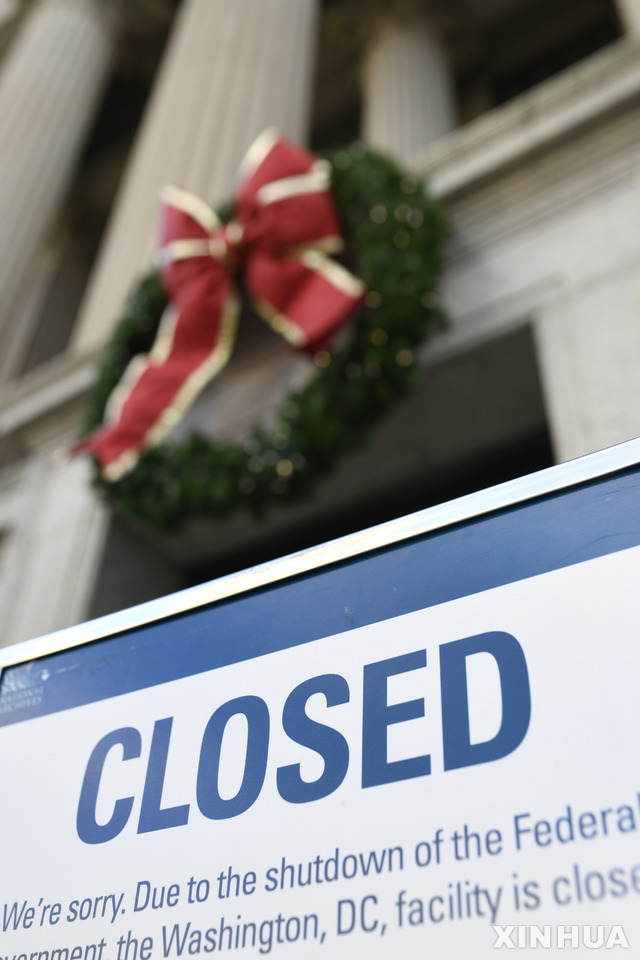 【워싱턴DC=신화/뉴시스】22일(현지시간) 미 워싱턴 DC의 국립기록물보존소 건물이 "셧다운로 문을 닫았다"는 안내문을 써 붙인 채 굳게 닫혀 있다.&nbsp; 도널드 트럼프 대통령의 국경장벽 건설 예산안이 상원에서 통과하지 못해 발생한 연방정부의 부분 셧다운이 22일 시작되면서 미 전국의 국립공원 등 정부 시설들이 일부 문을 닫아 관광객과 주민들이 불편을 겪고 있다.&nbsp; 트럼프 대통령은 연방 정부의 부분 셧다운이 오래가지 않도록 민주당과 협상 중이라고 밝혔으나 (부분 셧다운이) 오래 갈 수도 있음을 내비쳤다. 2018.12.23.&nbsp; 