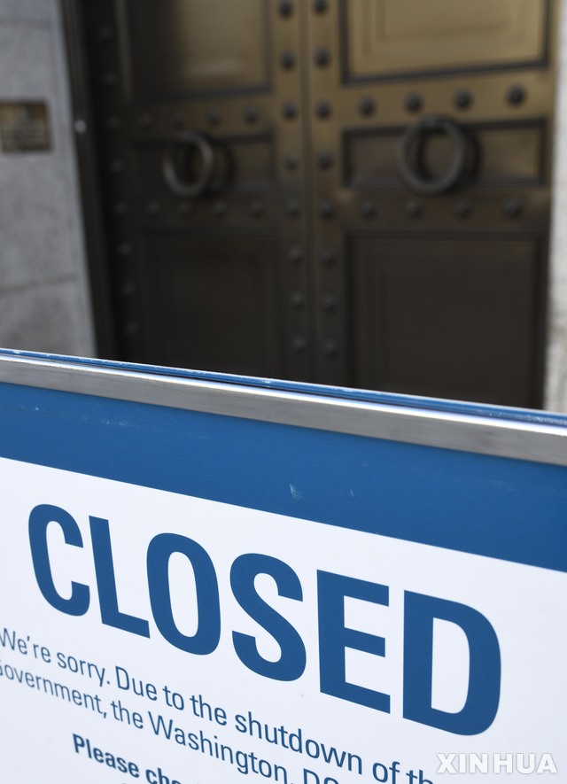 【워싱턴DC=신화/뉴시스】22일(현지시간) 미 워싱턴 DC의 국립기록물보존소 건물이 "셧다운으로 문을 닫았다"는 안내문을 써 붙인 채 굳게 닫혀 있다.&nbsp; 도널드 트럼프 대통령의 국경장벽 건설 예산안이 상원에서 통과하지 못해 발생한 연방정부의 부분 셧다운이 22일 시작되면서 미 전국의 국립공원 등 정부 시설들이 일부 문을 닫아 관광객과 주민들이 불편을 겪고 있다.&nbsp; 트럼프 대통령은 연방 정부의 부분 셧다운이 오래가지 않도록 민주당과 협상 중이라고 밝혔으나 (부분 셧다운이) 오래 갈 수도 있음을 내비쳤다. 2018.12.23.&nbsp; 