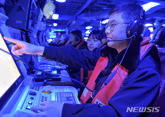 【서울=뉴시스】박미소 수습기자 =지난 20일 세종대왕함 전투지휘실에서 장병들이 전투배치훈련 상황 하에서 임무를 수행하고 있다.  해군본부는 올해 세종대왕함 취역 10주년을 맞아 연합 전구작전 능력의 핵심전력으로 자리매김했다고 밝혔다. 2018.12.23. (사진=해군본부 제공) photo@newsis.com