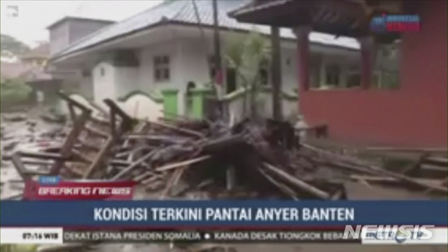 【세랑=AP/뉴시스】인도네시아 반텐주 세랑을 덮친 쓰나미로 23일(현지시간) 거리 곳곳에 각종 잔해가 쌓여 있다. 인도네시아 재난관리국은 23일 해저의 크라코토아 화산 폭발로 순다해협에서 발생한 쓰나미가 해변을 덮치면서 최소 40명이 사망하고 600여 명이 부상했다고 했다고 밝혔다. 2018.12.23.