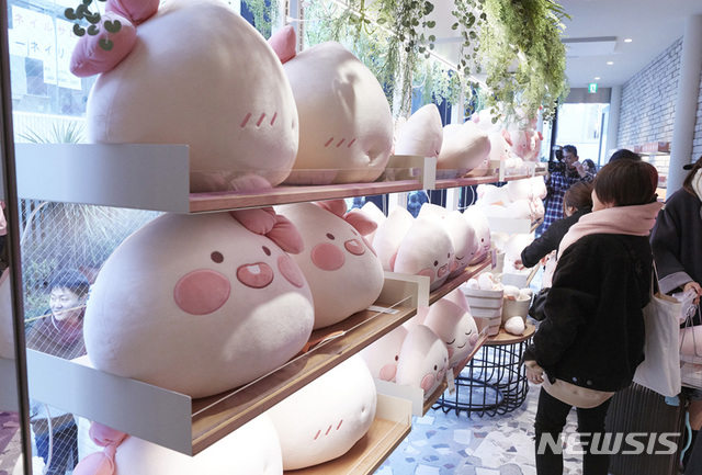 【서울=뉴시스】이윤청 수습기자 = 캐릭터 브랜드 카카오프렌즈가 지난 22일 일본 도쿄에 첫 글로벌 공식 매장을 연 가운데 도쿄 시민들이 매장을 둘러보고 있다. 도쿄 오모테산도에 위치한 카카오프렌즈 매장은 '어피치 오모테산도', '스튜디오 카카오프렌즈' 두 곳이다. 2018.12.23. (사진=카카오IX 제공) photo@newsis.com