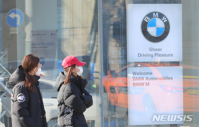 【서울=뉴시스】배훈식 기자 = BMW 차량 화재 원인에 대한 민관합동조사단의 조사 결과 발표를 하루 앞둔 23일 오전 서울 용산구의 한 BMW 전시장 앞을 시민들이 지나가고 있다. 2018.12.23. dahora83@newsis.com