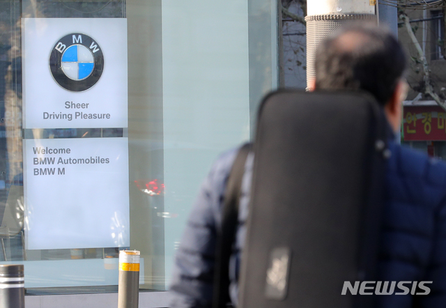 【서울=뉴시스】배훈식 기자 = BMW 차량 화재 원인에 대한 민관합동조사단의 조사 결과 발표를 하루 앞둔 23일 오전 서울 용산구의 한 BMW 전시장 앞을 한 시민이 지나가고 있다. 2018.12.23.&nbsp; dahora83@newsis.com