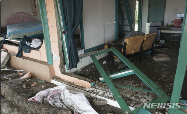 【카리타=AP/뉴시스】23일(현지시간) 인도네시아 카리타 지역에 쓰나미로 피해를 입은 가옥의 세간살이가 널브러져 있다.&nbsp; 인도네시아 재난관리국은 23일 순다 해협 주변 일대를 덮친 쓰나미로 최소 168명이 숨지고 부상자는 745명, 실종자는 30명으로 집계됐으며 이 숫자는 더 늘어날 것으로 전망했다. 2018.12.23.