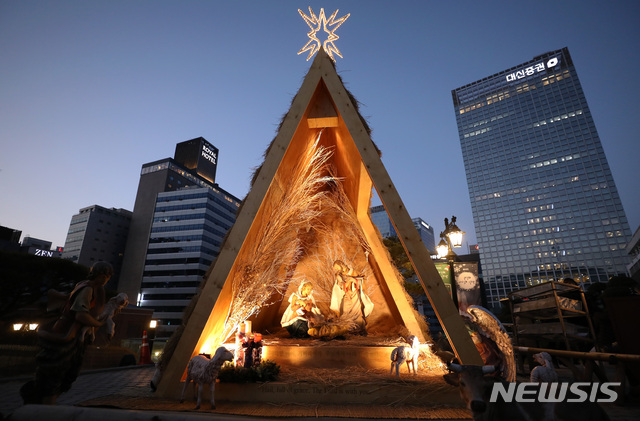 【서울=뉴시스】이윤청 수습기자 = 크리스마스가 이틀 앞으로 다가온 23일 오후 서울 중구 명동성당에 설치된 '아기 예수를 기다리는 구유'가 환하게 빛나고 있다. 2018.12.23.  radiohead@newsis.com