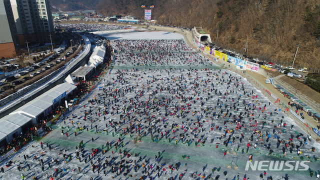 (사진은 2018년 화천산천어축제 예약 낚시터 전경)