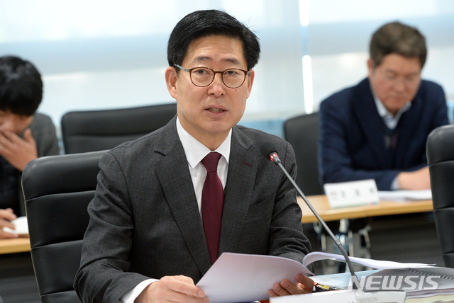 【홍성=뉴시스】양승조 충남도지사가 24일 도청 대회의실에서 간부회의를 주재하고 있다.