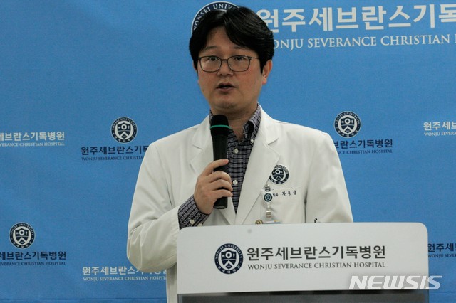 【원주=뉴시스】권순명 기자 = 24일 오후 강원 원주시 원주세브란스기독병원 권역외상센터 2층에서 강릉 펜션사고 피해학생 2명과 관련해 차용성 주치의가 학생들의 호전 상태에 대해 설명하고 있다. 2018.12.24. gsm@newsis.com