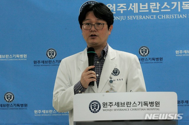【원주=뉴시스】권순명 기자 = 24일 오후 강원 원주시 원주세브란스기독병원 권역외상센터 2층에서 강릉 펜션사고 피해학생 2명과 관련해 차용성 주치의가 학생들의 호전 상태에 대해 설명하고 있다. 2018.12.24.&nbsp; gsm@newsis.com 