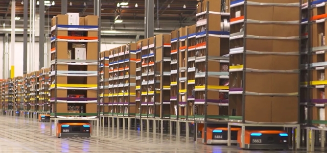 아마존이 물류센터에서 사용 중인 머신러닝 기반의 물류 이송 로봇 '키바(KIVA)'. 키바는 물류시장에 무인화를 가속화시키는 기폭제가 되면서 많은 물류기업들에게 영향을 끼쳤다. (사진=아마존닷컴)