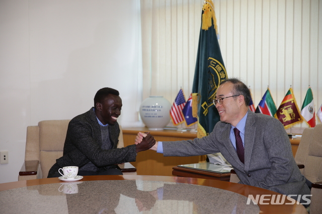 【김해=뉴시스】김상우 기자 = 인제대학교 김성수 총장은 고(故) 이태석 신부 제자로 한국에 유학와 9년만에 의사고시에 합격한 남수단 청년 토마스 타반 아콧(33)씨를 24일 김해 모교로 초청해 격려했다. 2018.12.24 (사진=인제대 제공)  photo@newsis.com