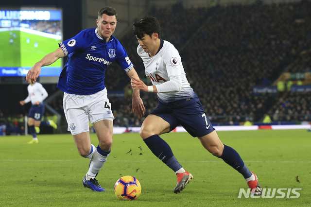 【리버풀=AP/뉴시스】토트넘의 손흥민(오른쪽)이 23일(현지시간) 영국 리버풀의 구디슨 파크에서 열린 에버턴과의 2018-2019 잉글랜드 프리미어리그 18라운드 원정 경기에서 에버턴의 마이클 킨과 공을 다투고 있다. 손흥민은 2골-1도움으로 활약하며 토트넘의 6-2 대승을 이끌었고 '맨 오브 더 매치'에 뽑혔다. 2018.12.24.