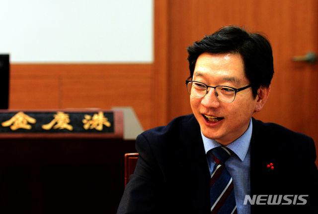 【창원=뉴시스】차용현 기자 = 김경수 경상남도 도지사가 지난 19일 오후 경남도청 2층 집무실에서 뉴시스와 신년 인터뷰를 하고 있다. 2018.12.24.&nbsp; con@newsis.com 