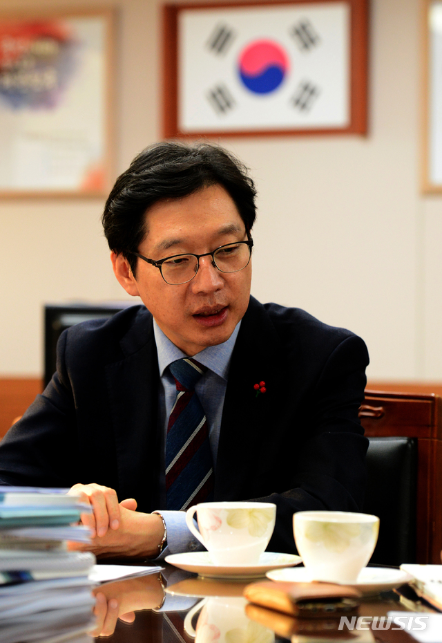 【창원=뉴시스】차용현 기자 = 김경수 경상남도 도지사가 지난 19일 오후 경남도청 2층 집무실에서 뉴시스와 신년 인터뷰를 하고 있다. 2018.12.24.&nbsp; con@newsis.com 