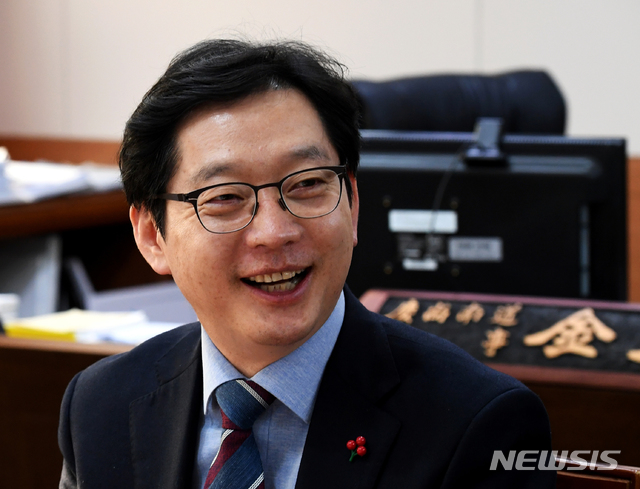 【창원=뉴시스】차용현 기자 = 김경수 경상남도 도지사가 지난 19일 오후 경남도청 2층 집무실에서 뉴시스와 신년 인터뷰를 하고 있다. 2018.12.24.&nbsp; con@newsis.com 